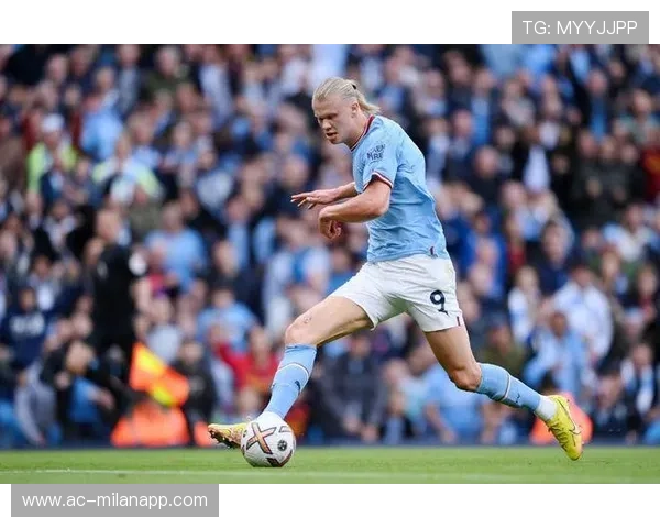 哈兰德连贯带球如同坦克前压——一场足球的钢铁风暴 哈兰德连贯带球如同坦克前压——一场足球的钢铁风暴